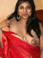 Naughty indian arhuarya strips off her traditional clothes to unleash her big milk jugs